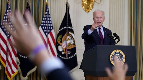 Presidente Joe Biden durante sessão de perguntas após seu discurso na Casa Branca sobre o teto da dívida, EUA, 4 de outubro de 2021 - Sputnik Brasil