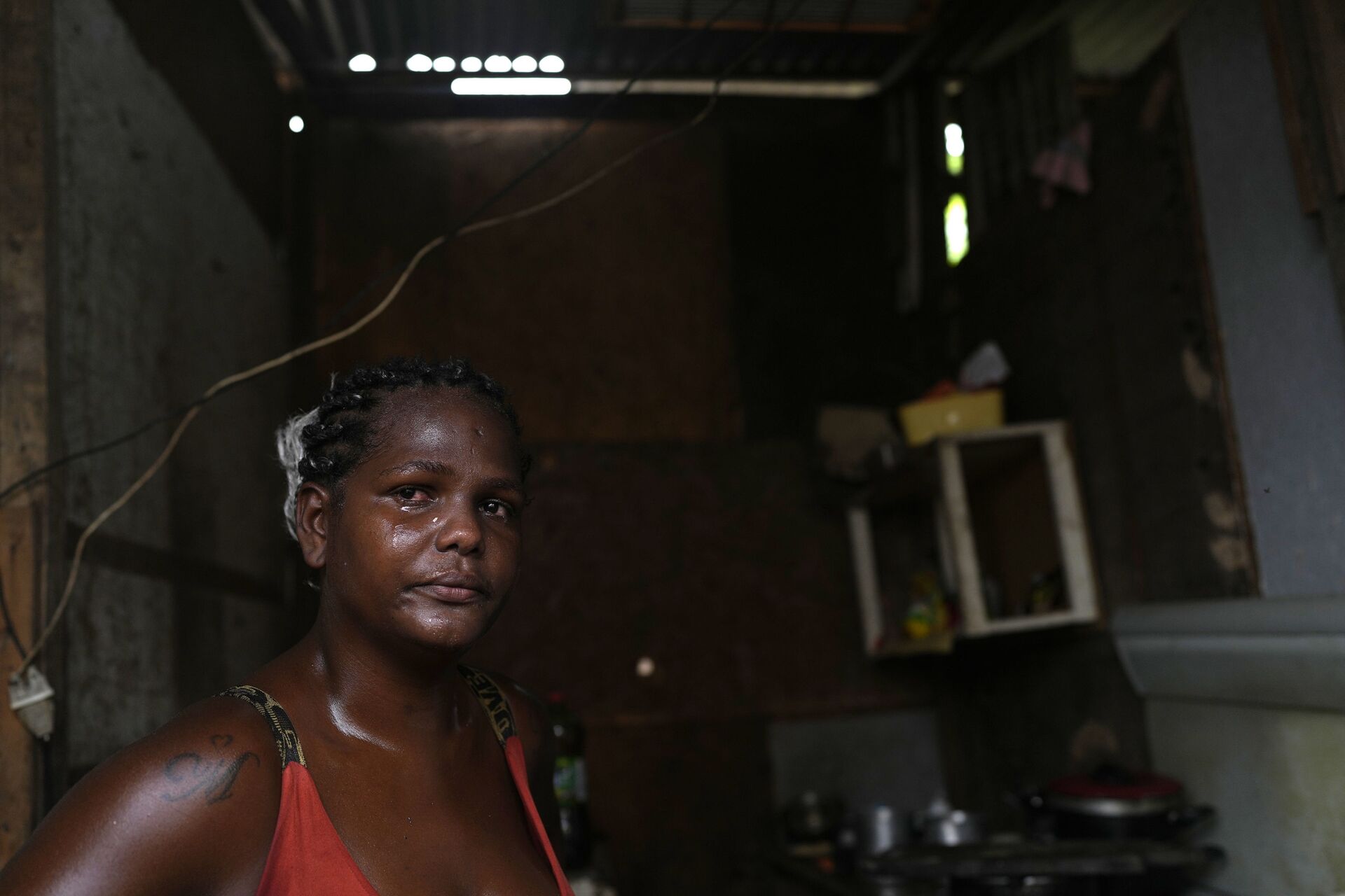 Mulher chora em sua casa, na favela Jardim Gramacho, enquanto explica que não tem havido comida para sua família por vários dias, Rio de Janeiro, 4 de outubro de 2021 - Sputnik Brasil, 1920, 07.12.2021