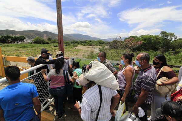 Venezuelanos atravessam a Ponte Internacional Simón Bolívar, 4 de outubro de 2021. - Sputnik Brasil