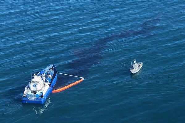 Vista aérea do navio que tenta remover a mancha de petróleo da água na costa da Califórnia, 3 de outubro de 2021. - Sputnik Brasil