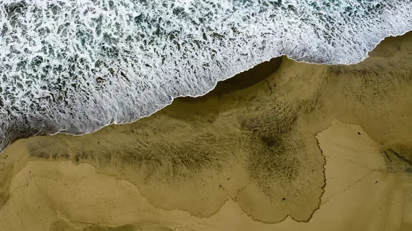 Vista aérea mostra a praia Huntington Beach contaminada pelo petróleo vazado, Califórnia, 4 de outubro de 2021 - Sputnik Brasil