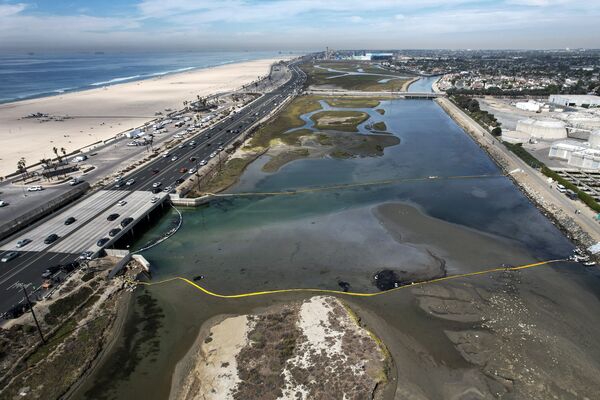 Barreiras flutuantes tentam parar derrame de petróleo, Califórnia, 4 de outubro de 2021. - Sputnik Brasil