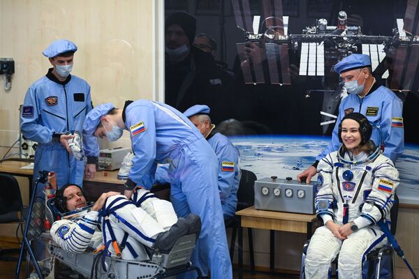 Atriz Yulia Peresild e cineasta Klim Shipenko em trajes espaciais antes do lançamento da espaçonave Soyuz MS-19, 5 de outubro de 2021. - Sputnik Brasil