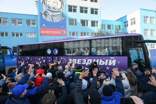 Membros da tripulação principal da 66ª missão à Estação Espacial Internacional em um ônibus antes do lançamento da espaçonave Soyuz MS-19. O objetivo da viagem é fazer um filme no espaço, 5 de outubro de 2021. - Sputnik Brasil