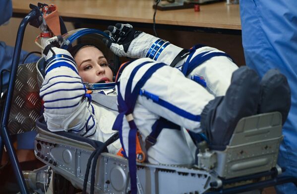 Atriz Yulia Peresild vestindo traje espacial antes do lançamento da espaçonave Soyuz MS-19, 5 de outubro de 2021. - Sputnik Brasil