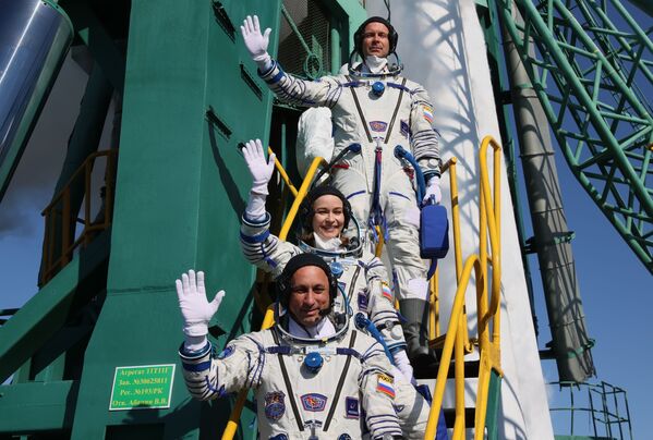 Membros da tripulação principal da 66ª missão à Estação Espacial Internacional antes do lançamento da espaçonave Soyuz MS-19. O objetivo da viagem foi fazer um filme no espaço, Baikonur,  Cazaquistão, 5 de outubro de 2021. - Sputnik Brasil