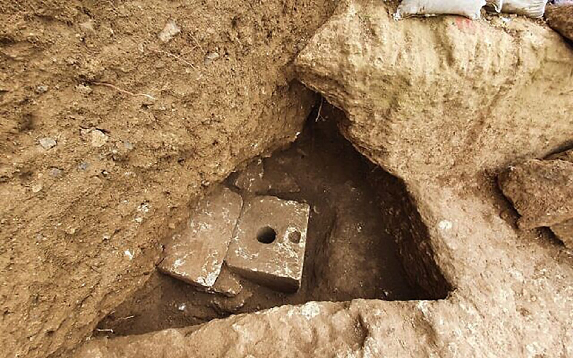 Banheiro de 2.700 anos descoberto em sítio arqueológico próximo de Jerusalém  - Sputnik Brasil, 1920, 09.11.2021