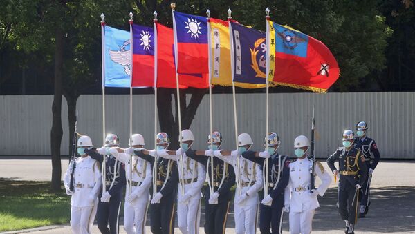 Guardas de honra de Taiwan durante um ensaio do Dia Nacional em Taipé, Taiwan, 5 de outubro de 2021 - Sputnik Brasil
