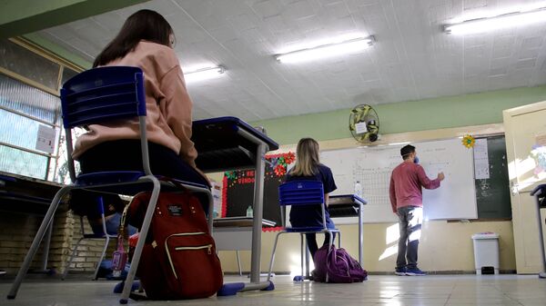 Estudantes em uma aula na Escola Estadual Madre Carmelita em Belo Horizonte, MG - Sputnik Brasil