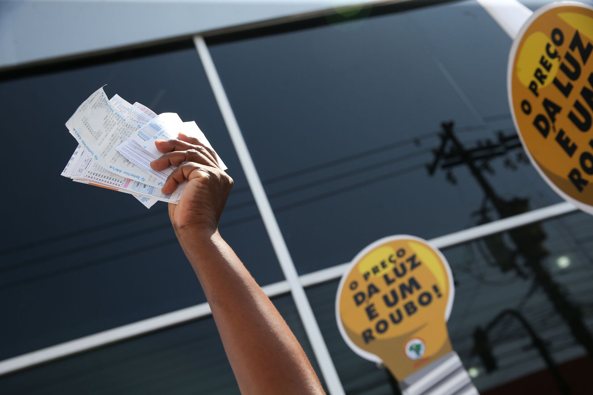 Protesto contra as tarifas abusivas de energia elétrica na agência da ENEL Distribuição São Paulo - Sputnik Brasil, 1920, 09.11.2021