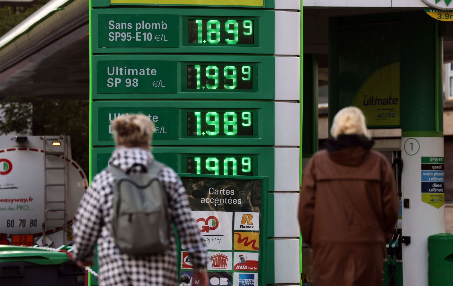 Pedestres passam em 2 de outubro de 2021 por um posto de gasolina em Paris, França, em meio ao aumento do preço de gás natural em toda a Europa - Sputnik Brasil, 1920, 09.11.2021
