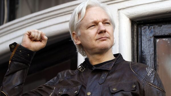 Julian Assange cumprimenta seus apoiadores fora da embaixada do Equador em Londres, Reino Unido, 19 de maio de 2017. - Sputnik Brasil