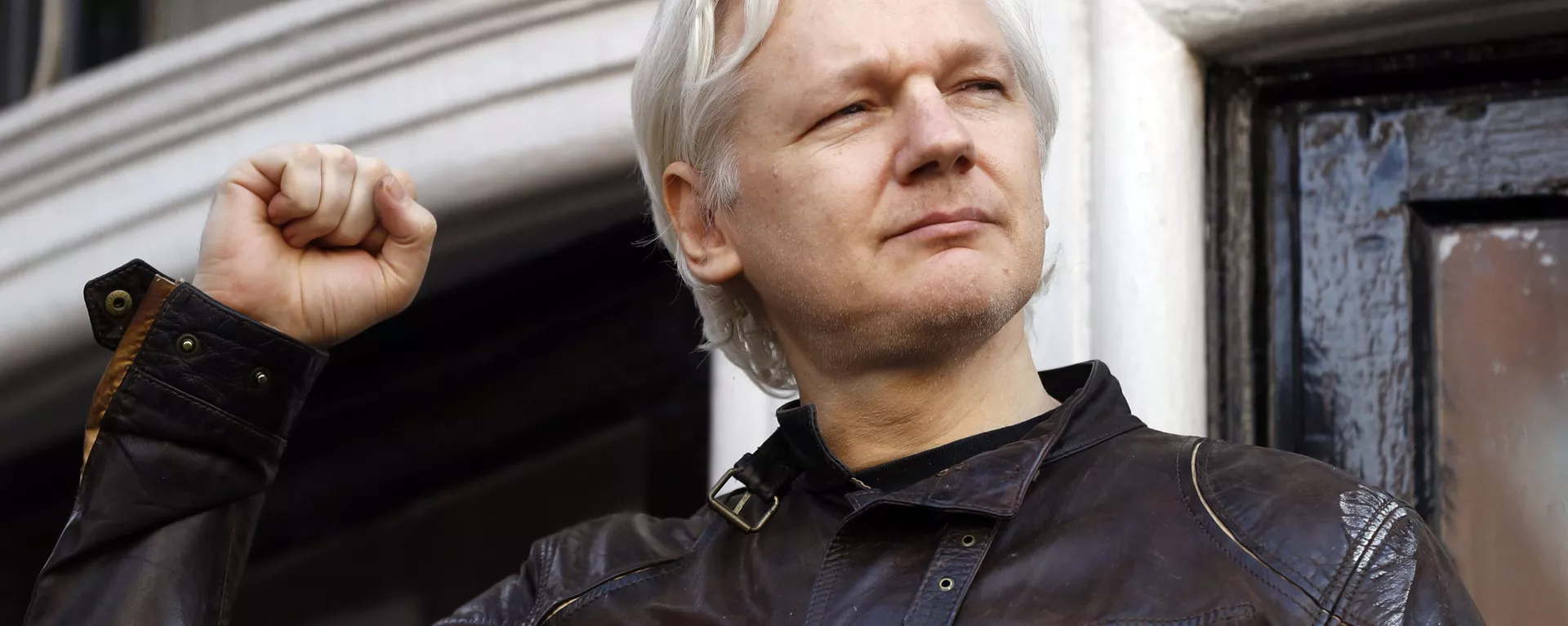 Julian Assange cumprimenta seus apoiadores fora da Embaixada do Equador em Londres. Reino Unido, 19 de maio de 2017 - Sputnik Brasil, 1920, 25.06.2024