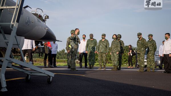 Tsai Ing-wen, presidente de Taiwan, participa de exercício de decolagem e aterrissagem de caças da Força Aérea taiwanesa em Pingtung, Taiwan, 15 de setembro de 2021 - Sputnik Brasil