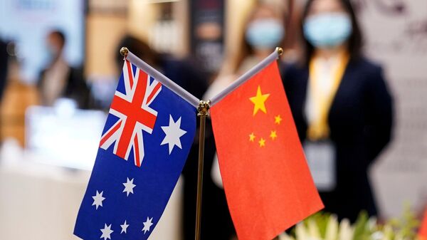Bandeiras da Austrália e a China na 3ª Exposição de Importação Internaional da China em Xangai, China, 6 de novembro de 2020 - Sputnik Brasil