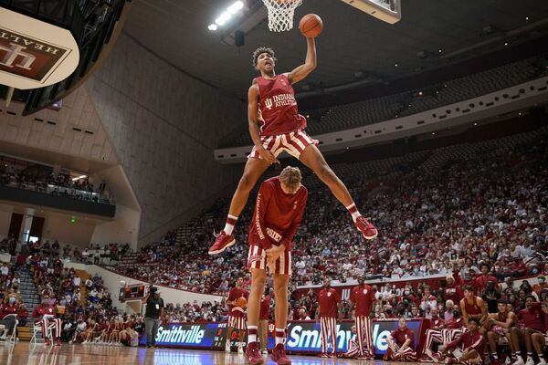 Trayce Jackson-Davis realiza salto impressionante com ajuda de colega de equipe durante jogo de basquetebol universitário em Bloomington, no estado norte-americano do Indiana, em 2 de outubro de 2021. - Sputnik Brasil