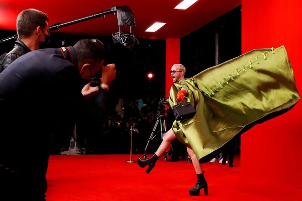 Convidado chega em festival de moda Paris Fashion Week, na capital francesa, Paris, em 2 de outubro de 2021. - Sputnik Brasil