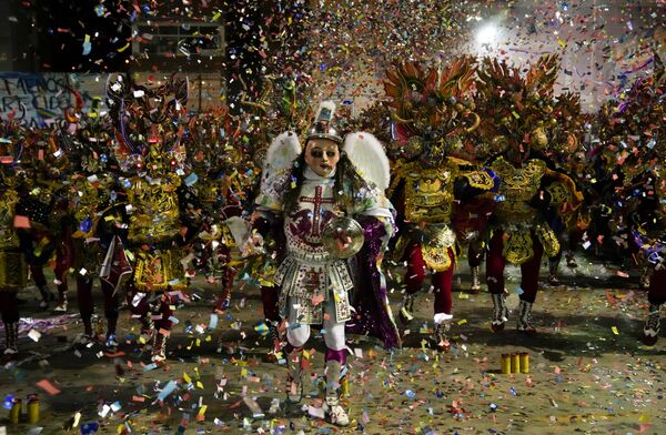 Pessoas dançando Diablada de Oruro, principal dança do Carnaval de Oruro, na Bolívia, no 1º de outubro de 2021. - Sputnik Brasil