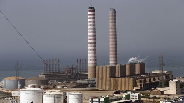 A central elétrica flutuante turca Karadeniz Powership Fatmagul (à esquerda) gera eletricidade para ajudar a aliviar a pressão sobre o setor energético do Líbano - Sputnik Brasil