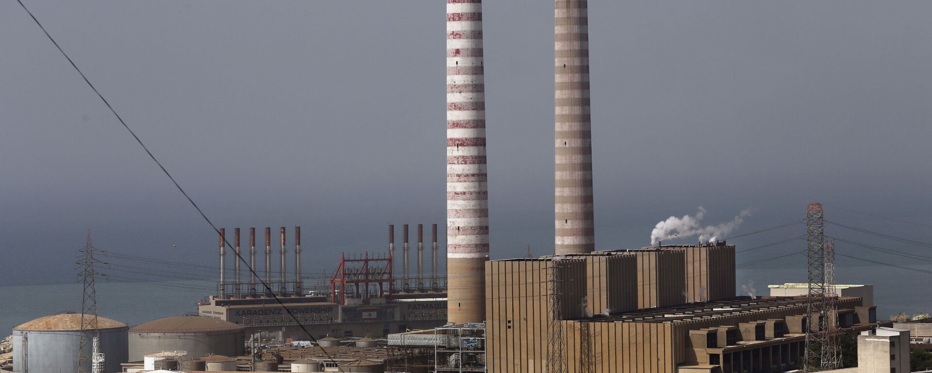 A central elétrica flutuante turca Karadeniz Powership Fatmagul (à esquerda) gera eletricidade para ajudar a aliviar a pressão sobre o setor energético do Líbano - Sputnik Brasil, 1920, 09.10.2021