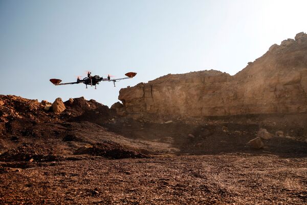 Drone é usado em demonstração de uma experiência liderada por agências austríacas e israelenses, simulando uma missão no Planeta Vermelho em Israel, em 10 de outubro de 2021. - Sputnik Brasil