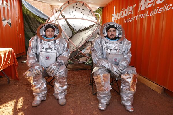Astronautas com seus trajes espaciais descansam antes de iniciarem uma nova fase de seu treinamento no deserto de Negev, em Israel, em 10 de outubro de 2021. - Sputnik Brasil