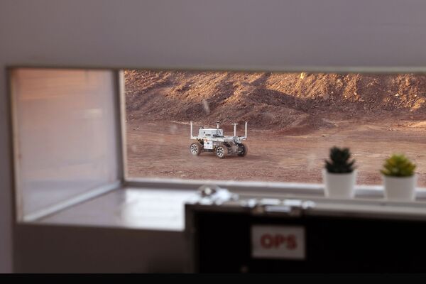 Rover robótico regressando à base de operações da equipe internacional de astronautas após sessão de treinamento, em Israel, em 10 de outubro de 2021. - Sputnik Brasil