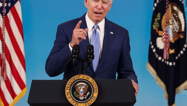 Joe Biden faz comentários sobre a economia e o relatório de empregos do Departamento do Trabalho com a logo do plano Build Back Better ao fundo, 8 de outubro de 2021 - Sputnik Brasil
