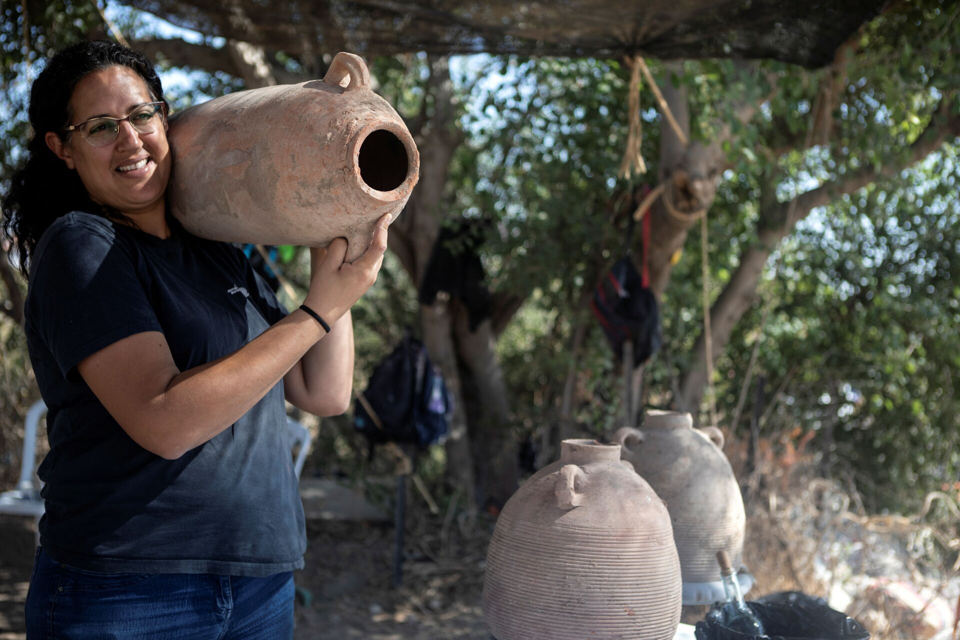 Liat Nadav-Ziv, uma das líderes da escavação, segura uma jarra encontrada no local, Israel, em 11 de outubro de 2021 - Sputnik Brasil, 1920, 09.11.2021