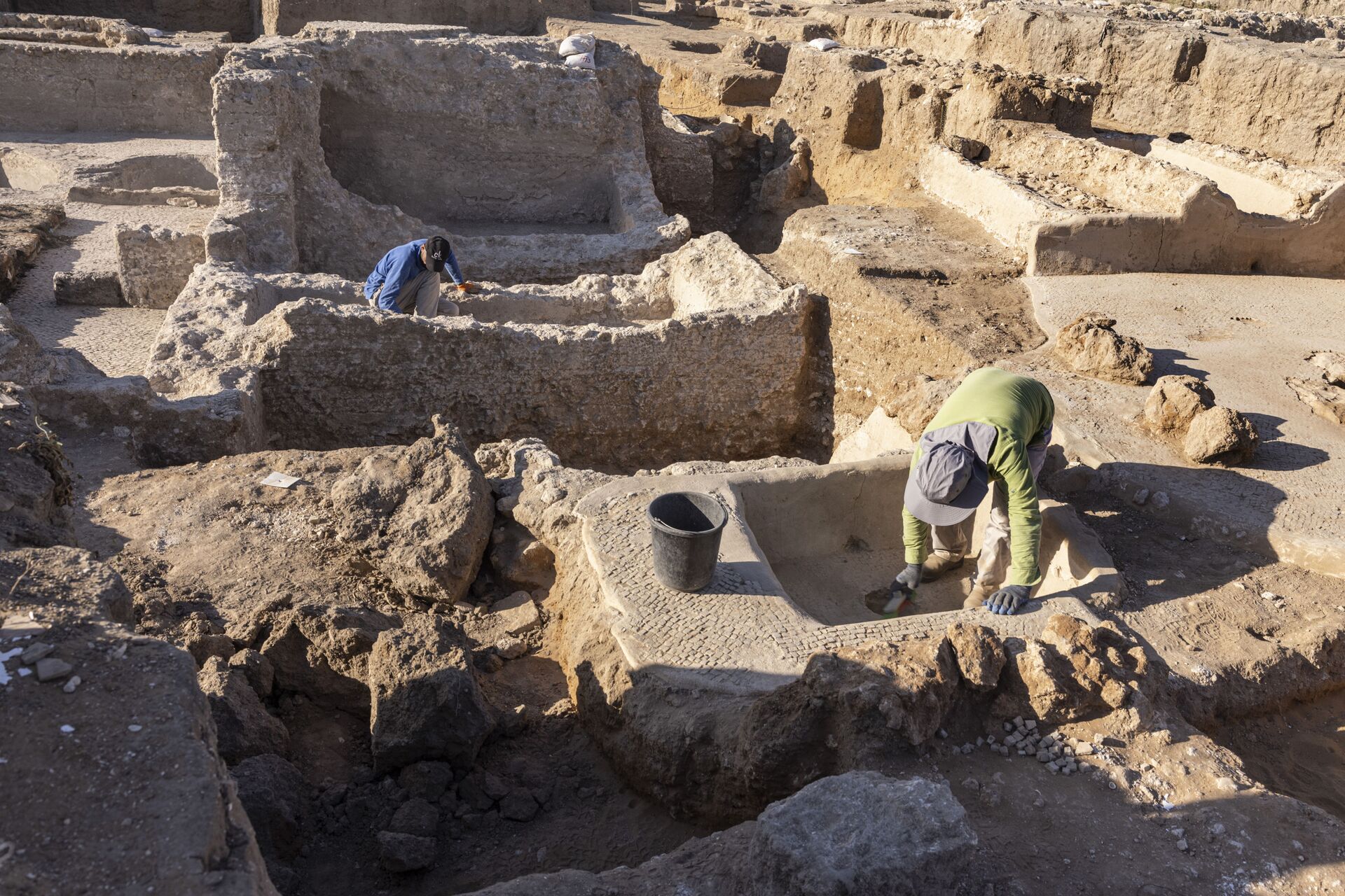 Funcionários da Autoridade de Antiguidades de Israel trabalham em um antigo complexo de vinificação que remonta a cerca de 1.500 anos em Yavne, 11 de outubro de 2021 - Sputnik Brasil, 1920, 09.11.2021