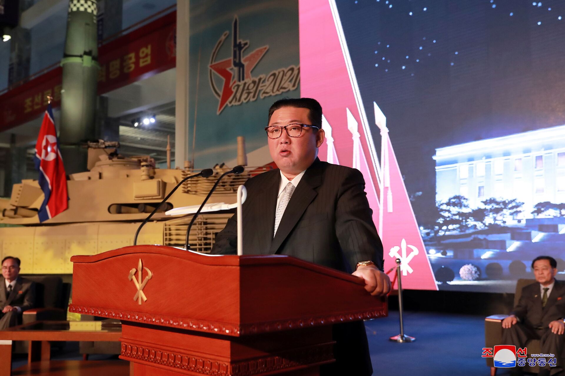 Líder norte-coreano, Kim Jong-un, discursa durante Exposição de Desenvolvimento de Defesa em Pyongyang, Coreia do Norte, 12 de outubro de 2021 - Sputnik Brasil, 1920, 09.11.2021