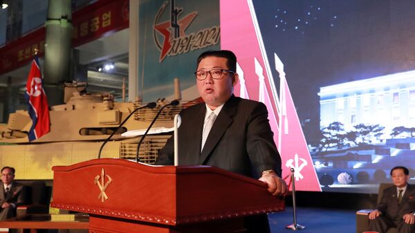 Líder norte-coreano, Kim Jong-un, discursa durante Exposição de Desenvolvimento de Defesa em Pyongyang, Coreia do Norte, 12 de outubro de 2021 - Sputnik Brasil