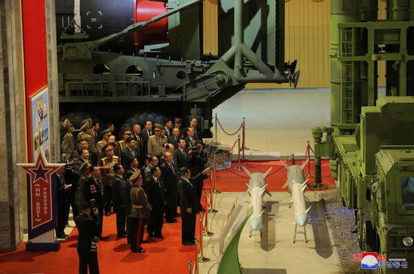 Líder norte-coreano, Kim Jong-un, observa armas e veículos militares na exposição de desenvolvimento da defesa Autodefesa-2021, em Pyongyang, Coreia do Norte, foto divulgada em 12 de outubro de 2021. - Sputnik Brasil