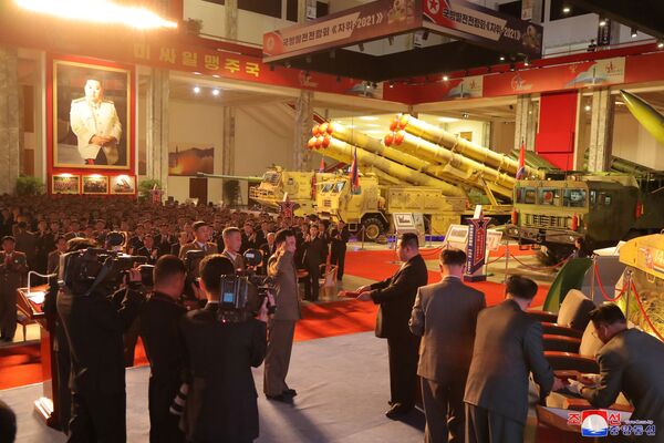 Líder norte-coreano, Kim Jong-un, entrega prêmios a militares na exposição de desenvolvimento da defesa Autodefesa-2021, em Pyongyang, Coreia do Norte, foto divulgada em 12 de outubro de 2021. - Sputnik Brasil