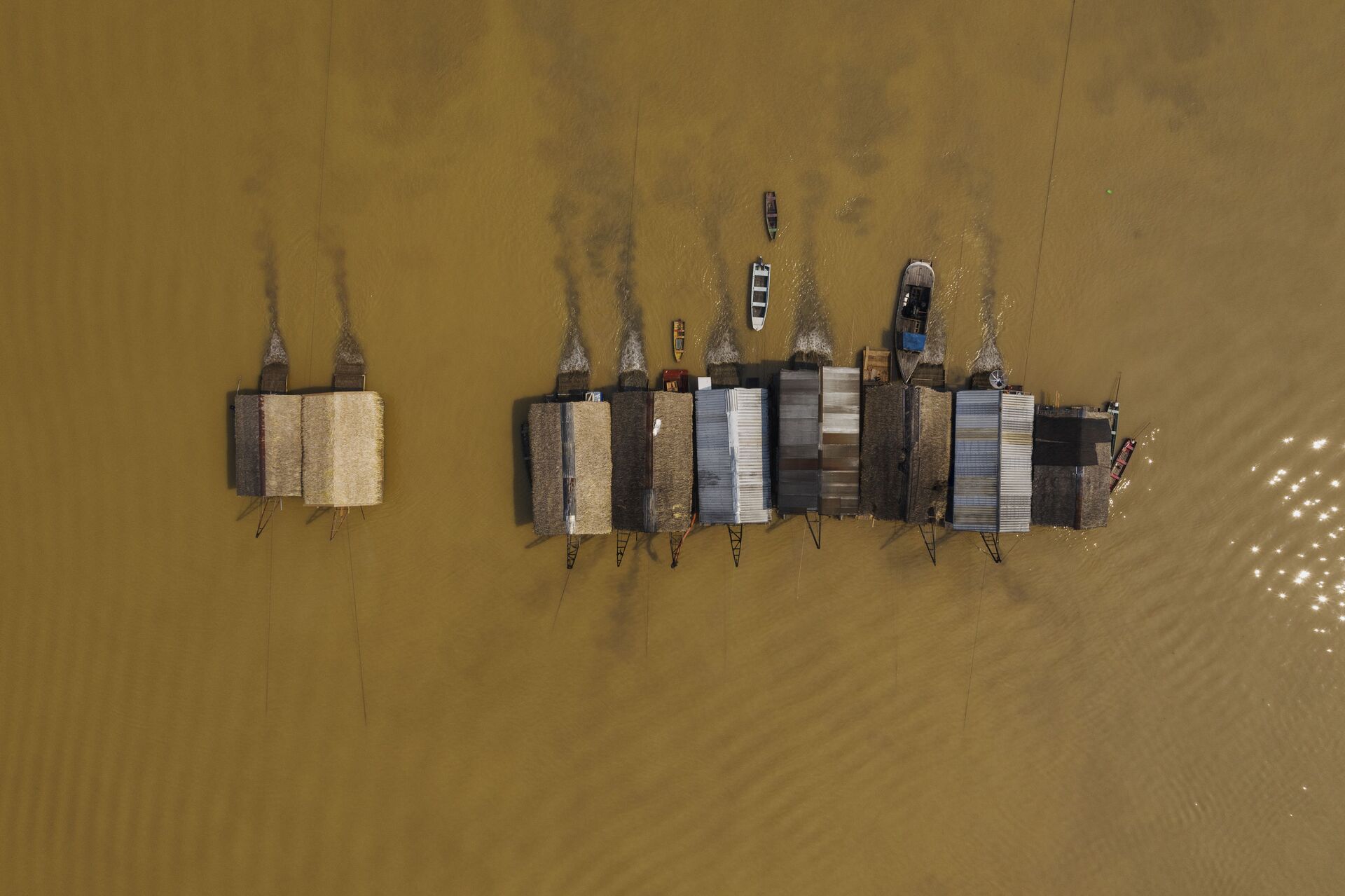 Balsas de garimpo de ouro operam ilegalmente no rio Madeira, em frente a cidade de Humaitá, no sul do Amazonas - Sputnik Brasil, 1920, 26.11.2021