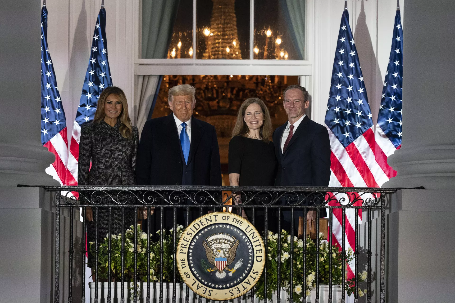 O ex-presidente Donald Trump e Amy Coney Barrett (à esquerda) depois que o juiz da Suprema Corte administrou o juramento constitucional a ela no gramado sul da Casa Branca em Washington, 26 de outubro de 2020 O ex-presidente Donald Trump e Amy Coney Barrett (à esquerda) depois que o juiz da Suprema Corte administrou o juramento constitucional a ela no gramado sul da Casa Branca em Washington, 26 de outubro de 2020 - Sputnik Brasil, 1920, 09.11.2021