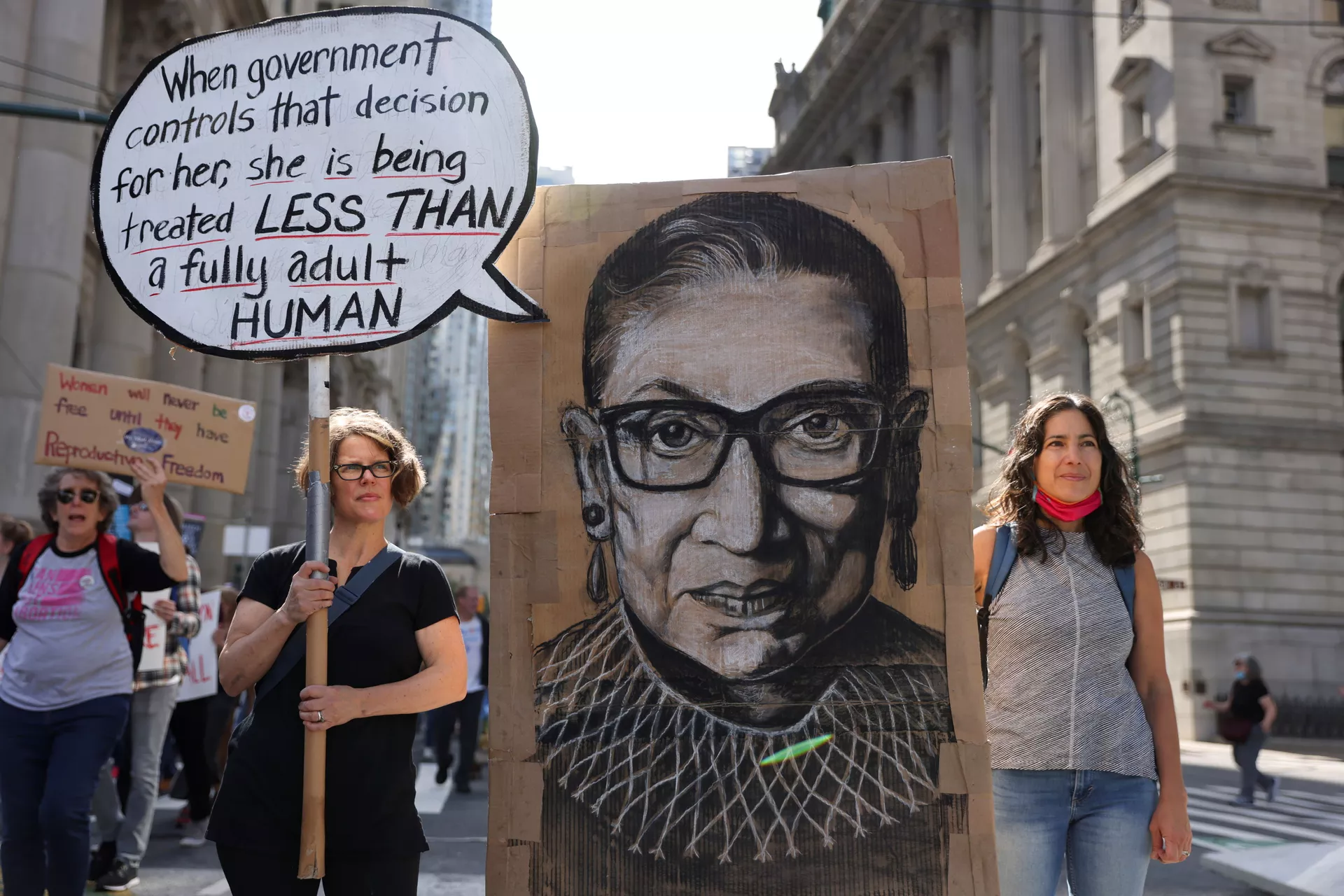 Caricatura da falecida juíza Ruth Bader Ginsburg, um dos símbolos do feminismo na Corte, na Marcha das Mulheres realizada após o estado do Texas lançar proibição quase total de procedimentos de aborto, Nova York, EUA, 2 de outubro de 2021 Caricatura da falecida juíza Ruth Bader Ginsburg, um dos símbolos do feminismo na Corte, na Marcha das Mulheres realizada após o estado do Texas lançar proibição quase total de procedimentos de aborto, Nova York, EUA, 2 de outubro de 2021 - Sputnik Brasil, 1920, 09.11.2021