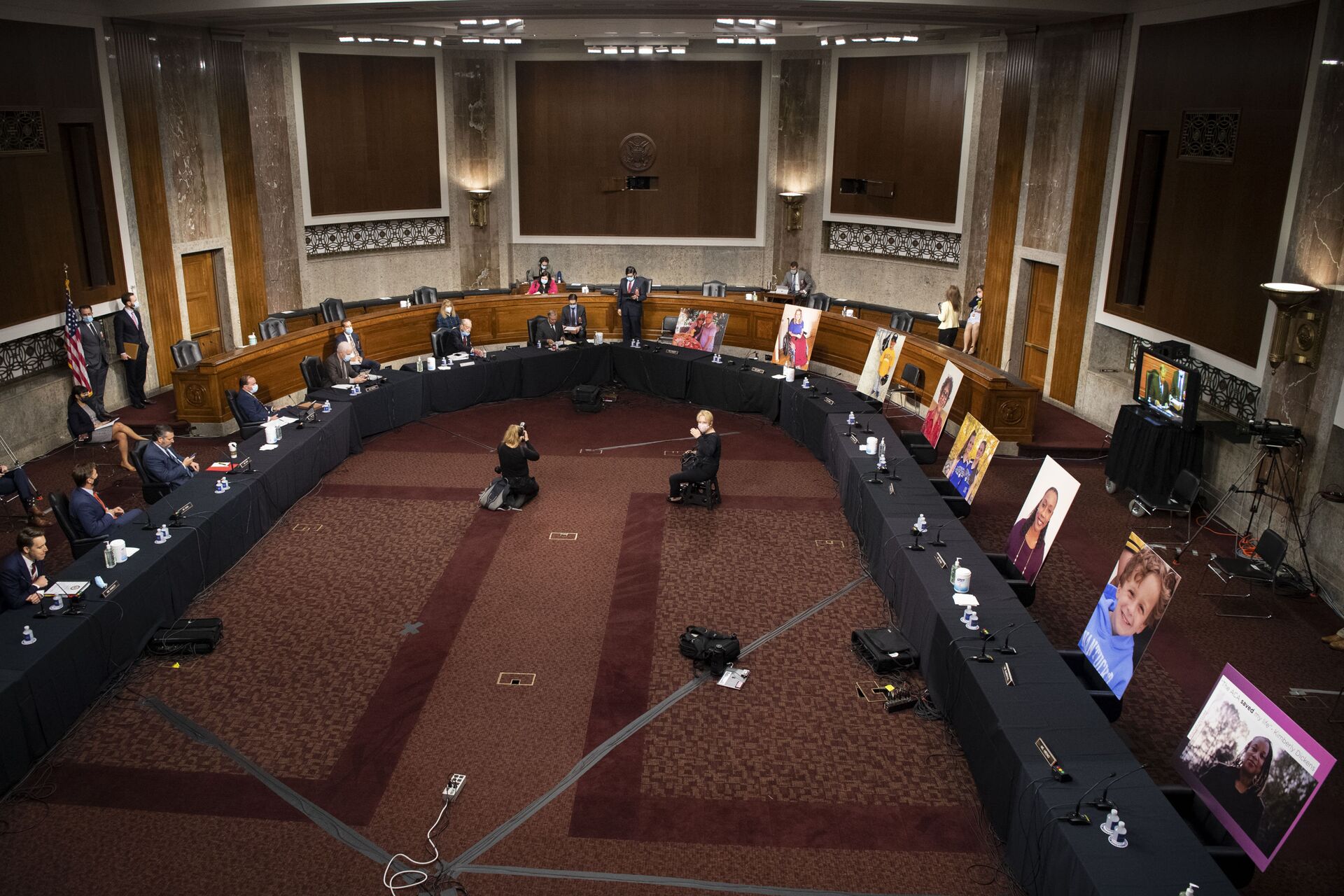 Imagens de pessoas que foram ajudadas pelo Obamacare ocupam cadeiras de senadores democratas boicotando uma reunião de negócios do Comitê Judiciário do Senado sobre a nomeação da juíza Amy Coney Barrett para ser juíza associada da Suprema Corte, 22 de outubro de 2020 - Sputnik Brasil, 1920, 09.11.2021