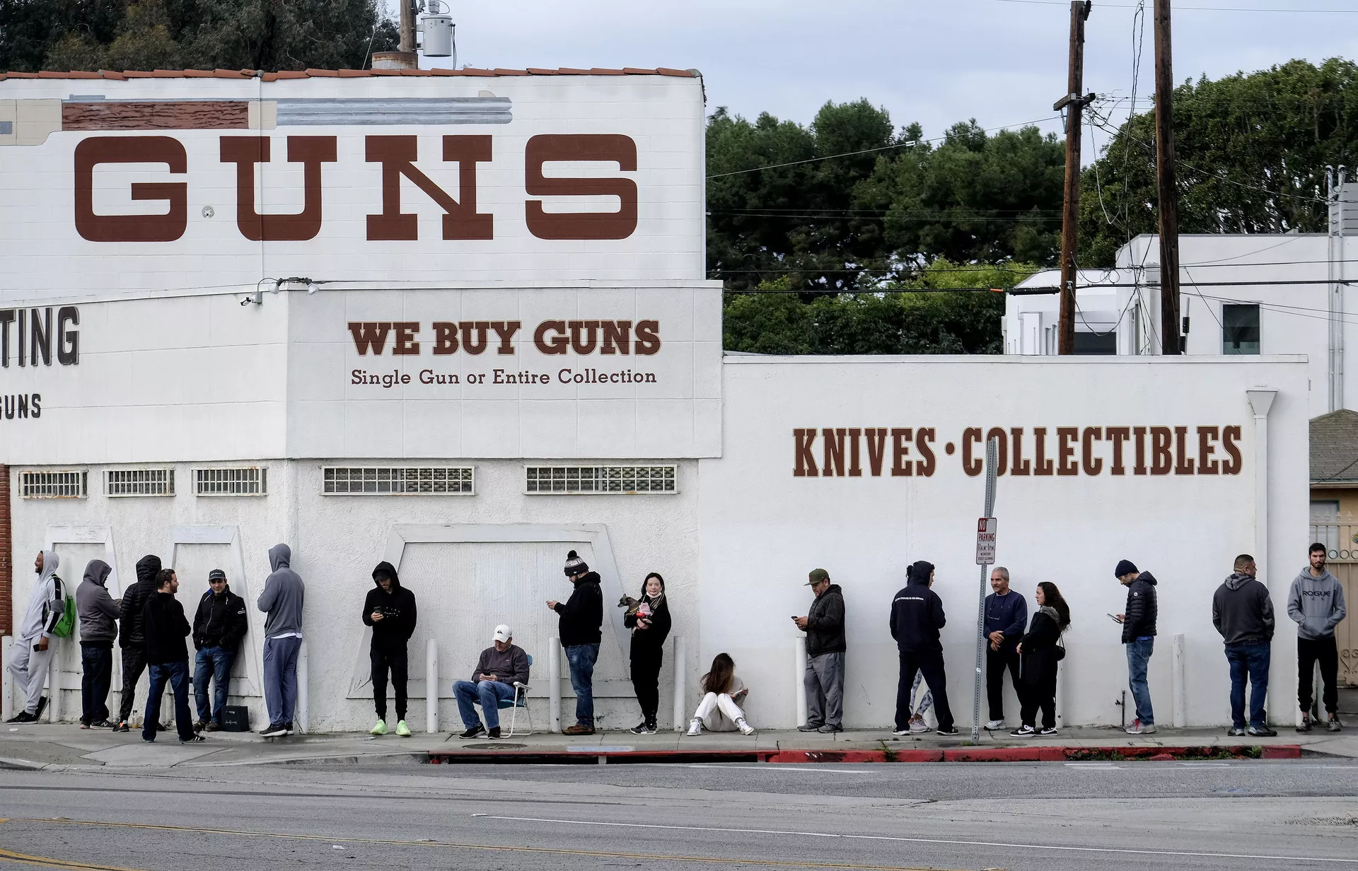 Pessoas esperam em uma fila para entrar em uma loja de armas em Culver City, Califórnia (foto de arquivo) Pessoas esperam em uma fila para entrar em uma loja de armas em Culver City, Califórnia (foto de arquivo) - Sputnik Brasil, 1920, 09.11.2021