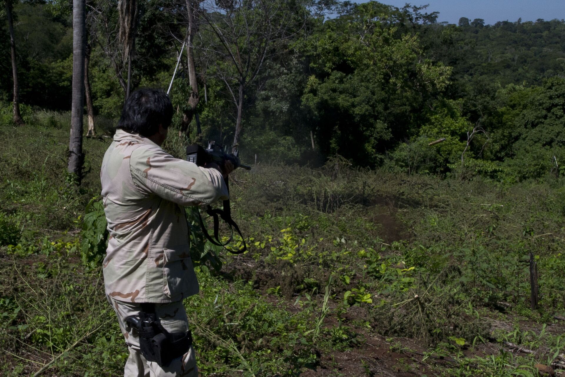 Efetivo da Agência Nacional Antidroga do Paraguai dispara arma ao chegar em uma plantação de maconha em Pedro Juan Caballero (fronteira com o Brasil) - Sputnik Brasil, 1920, 09.11.2021