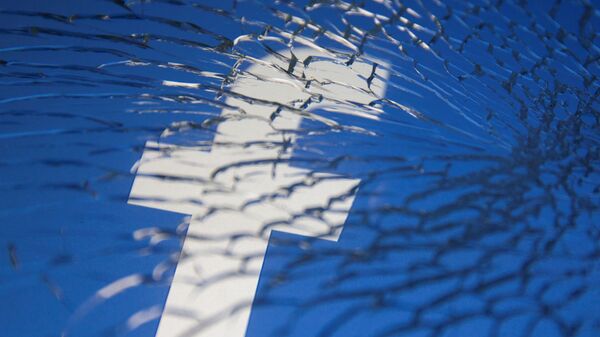 Logotipo do Facebook exibido através de vidro quebrado em 4 de outubro de 2021 - Sputnik Brasil