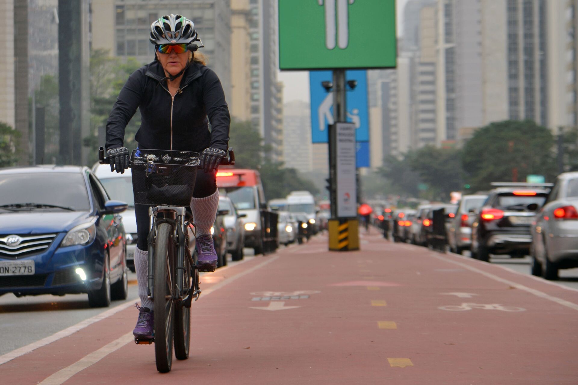 Ciclista pedala na ciclovia da Avenida Paulista, região central de São Paulo (foto de arquivo) - Sputnik Brasil, 1920, 09.11.2021