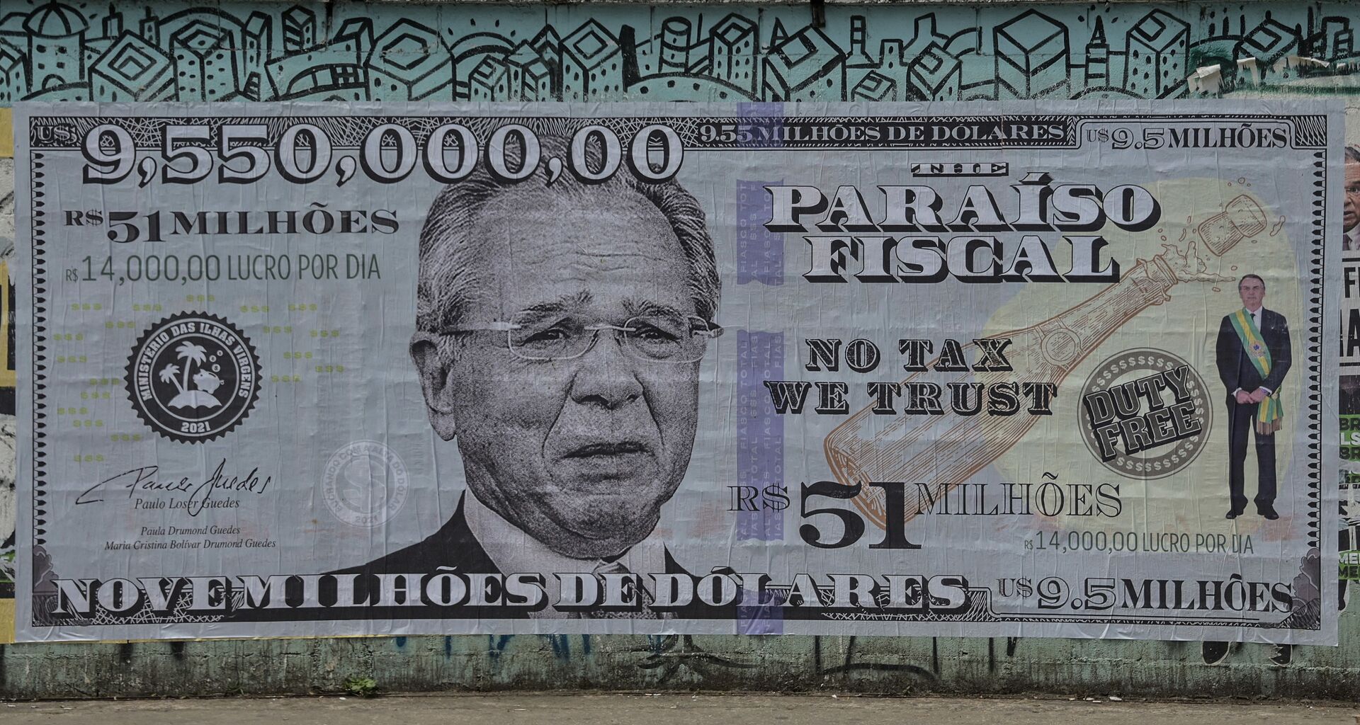 Cartaz em muro representando o ministro da Economia do Brasil, Paulo Guedes, em uma cédula de US$ 9,55 milhões, em São Paulo, Brasil, 8 de outubro de 2021, após ser mencionado no Pandora Papers - Sputnik Brasil, 1920, 09.11.2021