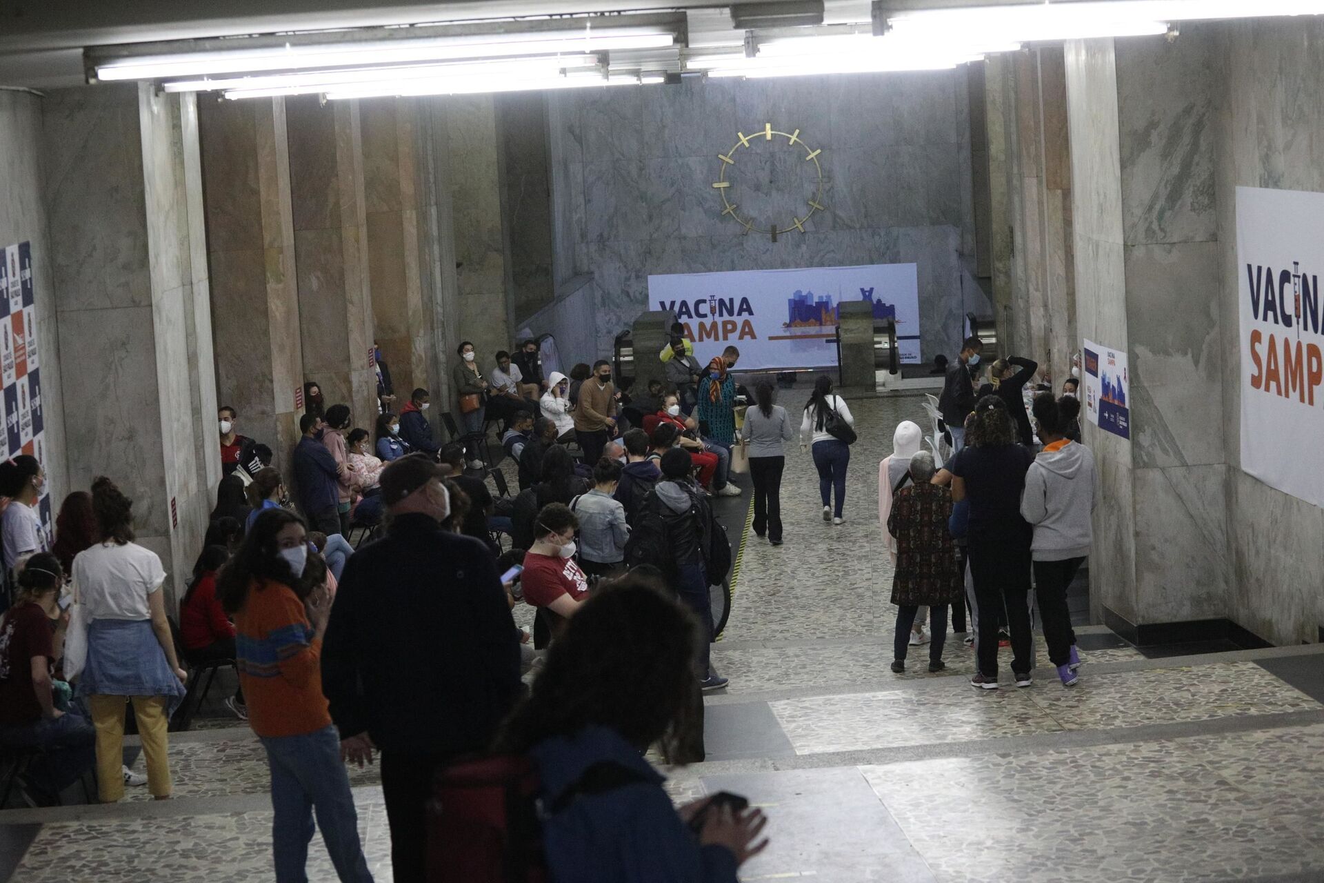 Movimentação no mega posto de vacinação na galeria Prestes Maia, no centro de São Paulo (SP), na segunda-feira, 11 de outubro de 2021 - Sputnik Brasil, 1920, 09.11.2021