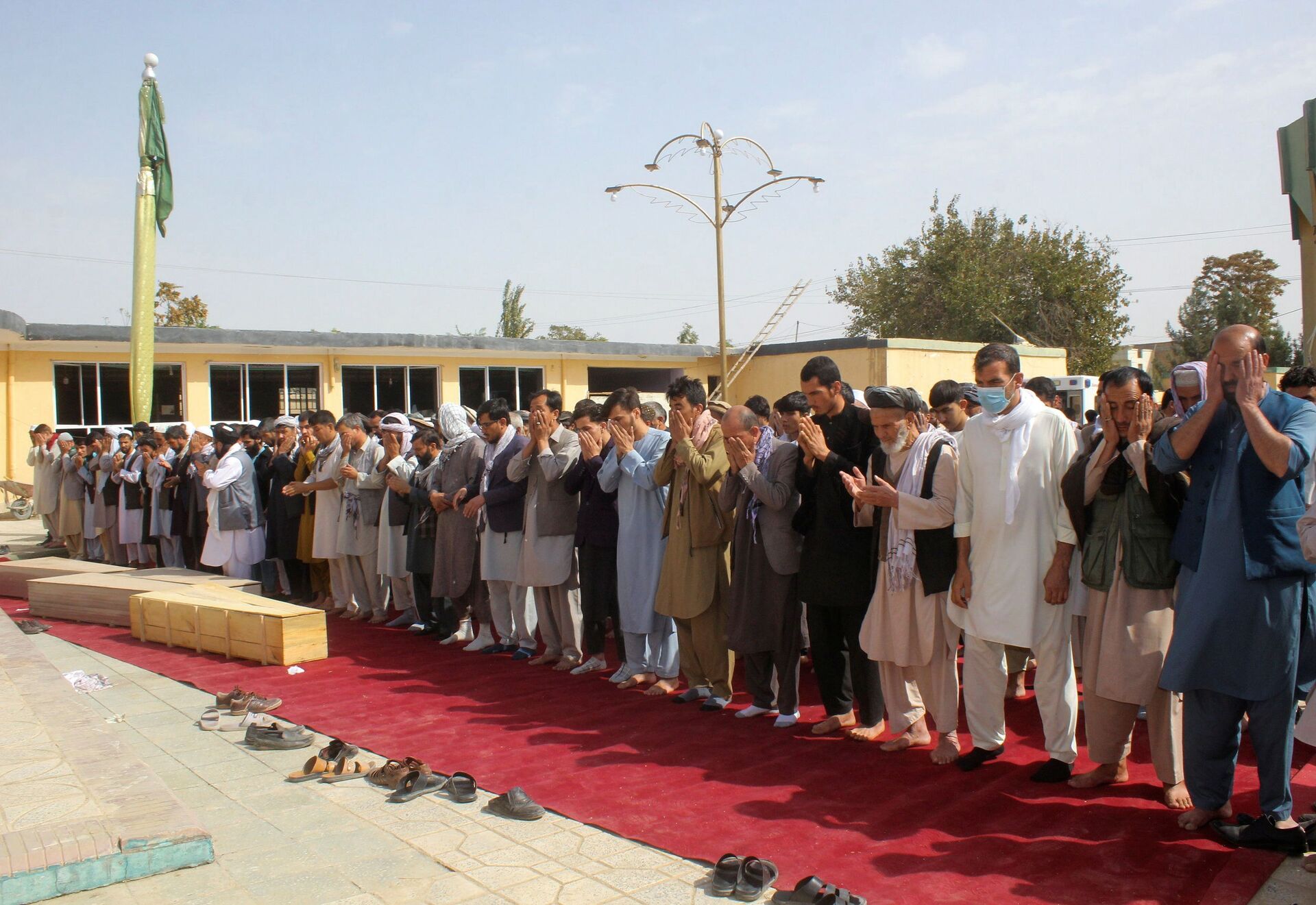 Afegãos rezam sobre os caixões de vítimas da explosão detonada por um homem-bomba no dia anterior em uma mesquita na província de Kunduz, Afeganistão, 9 de outubro de 2021 - Sputnik Brasil, 1920, 24.11.2021