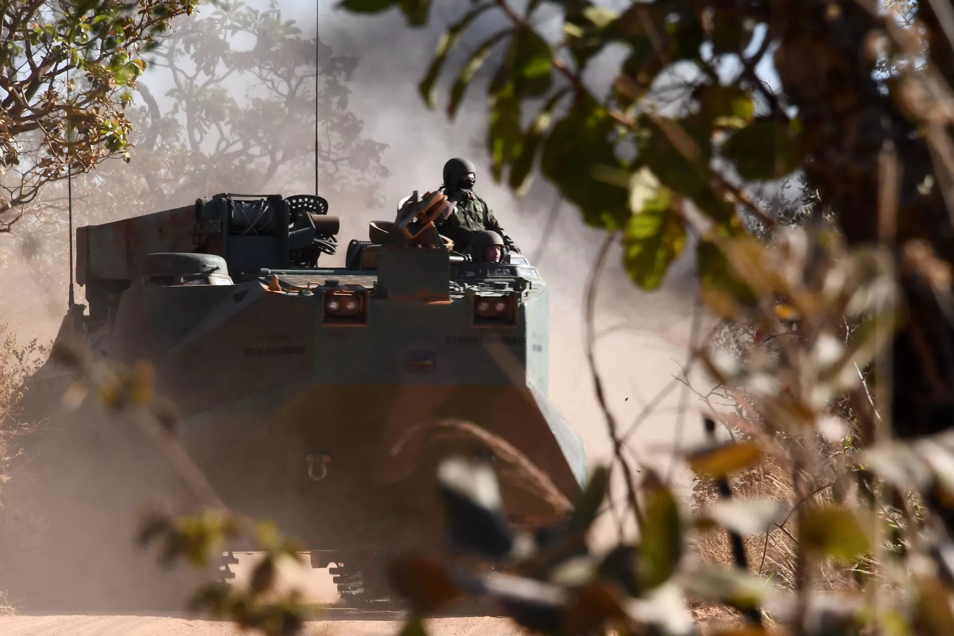 Soldados das Forças Armadas durante exercícios militares no Centro de Instrução Formosa, Goiás, em 16 de agosto de 2021 Soldados das Forças Armadas durante exercícios militares no Centro de Instrução Formosa, Goiás, em 16 de agosto de 2021 - Sputnik Brasil, 1920, 09.11.2021