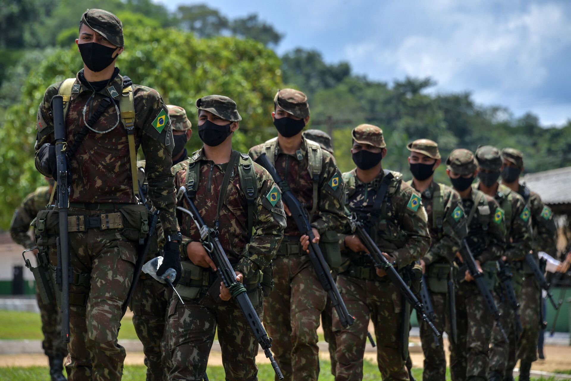 Membros das Forças Armadas Brasileiras participam de exercício militar no âmbito da operação Agata, em Oiapoque, Amapá, Brasil, 31 de outubro de 2020 - Sputnik Brasil, 1920, 03.11.2022