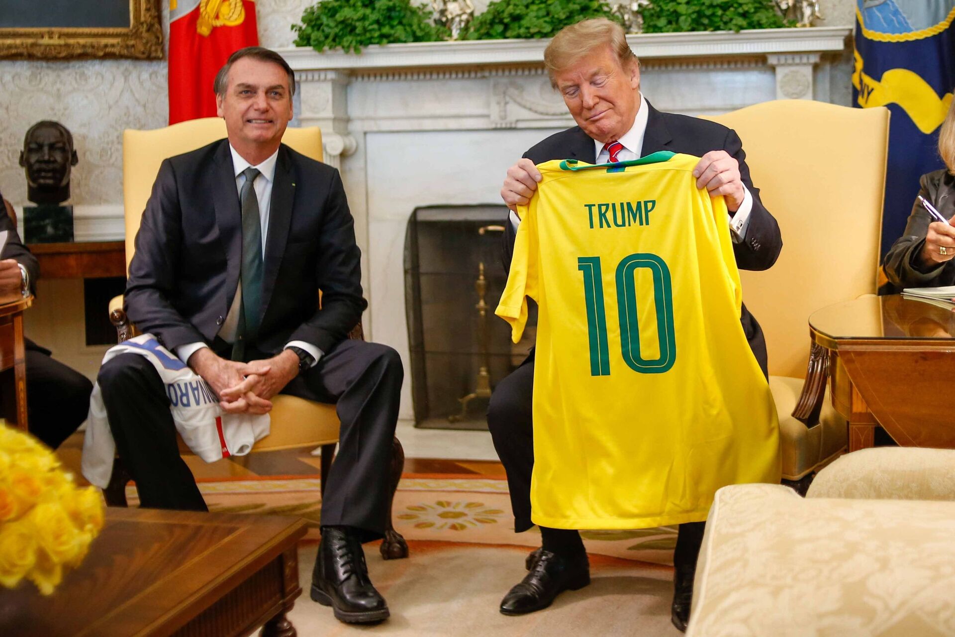 Presidente Jair Bolsonaro presenteia o ex-presidente dos EUA,  Donald Trump, com camisa da seleção do Brasil de futebol  (foto de arquivo) - Sputnik Brasil, 1920, 24.05.2022