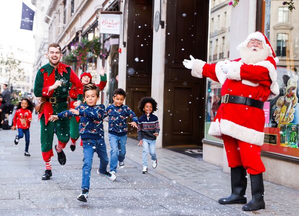 Pessoas na rua perto da loja Hamleys em Londres. - Sputnik Brasil