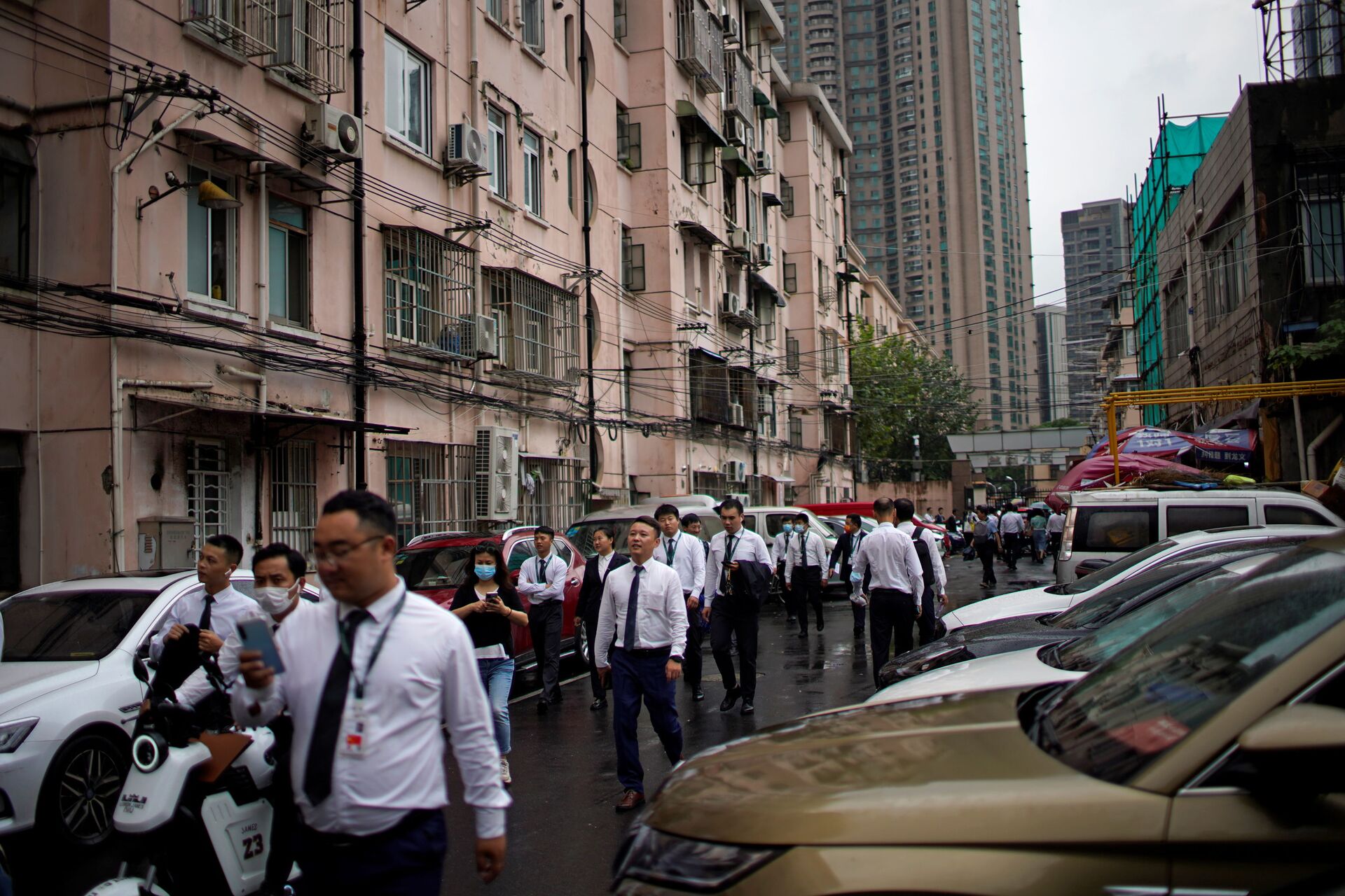 Agentes imobiliários caminham em uma área residencial de Xangai, 15 de outubro de 2021 - Sputnik Brasil, 1920, 09.11.2021